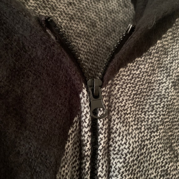 Collared cape. - Picture 3 of 4